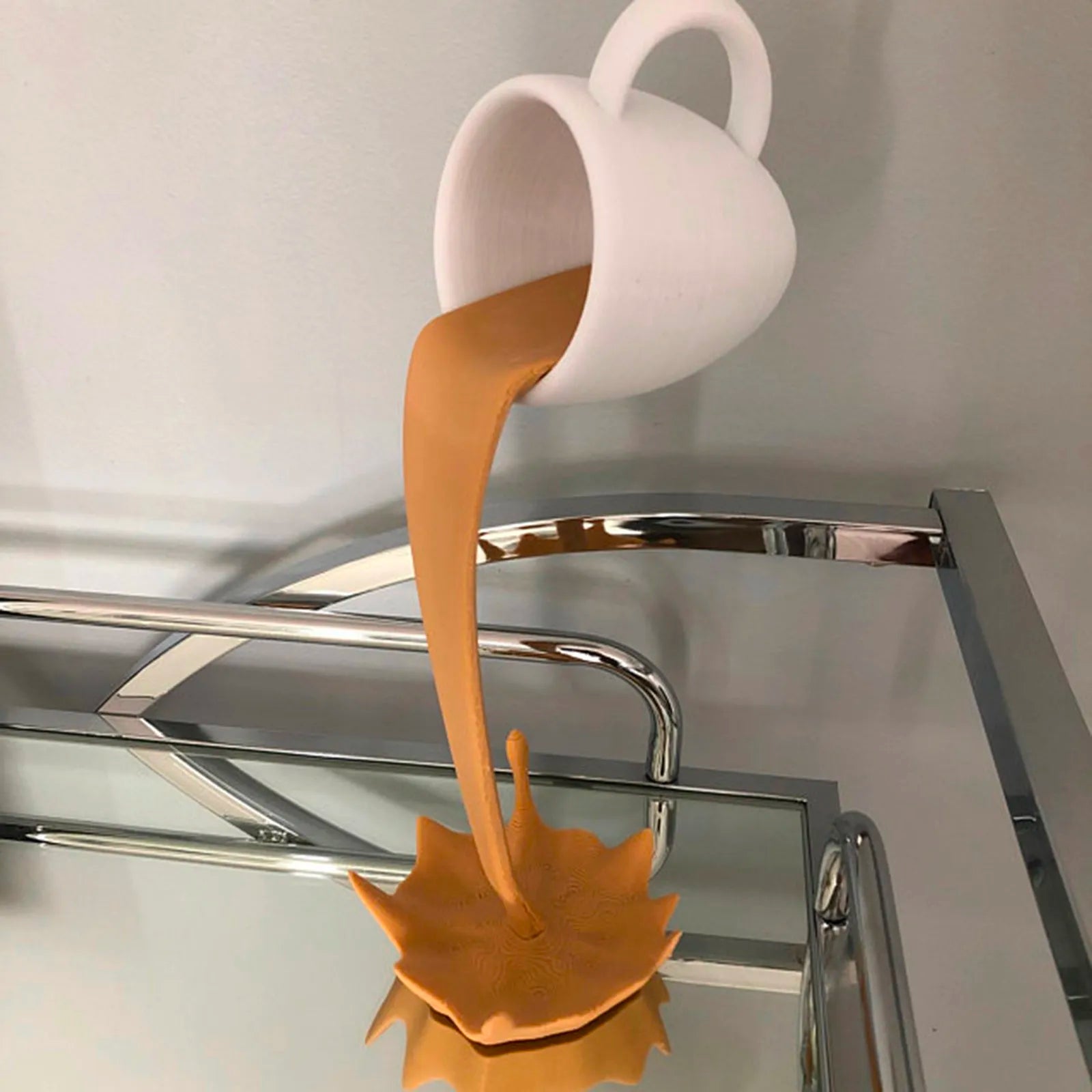 Floating Spilling Coffee Cup Sculpture Kitchen Decoration Spilling Magic Pouring Splash Creative Desktop Decor Home Decoration